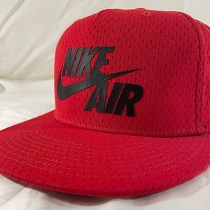 Nike SnapBack Hat - Mesh - Siren Red